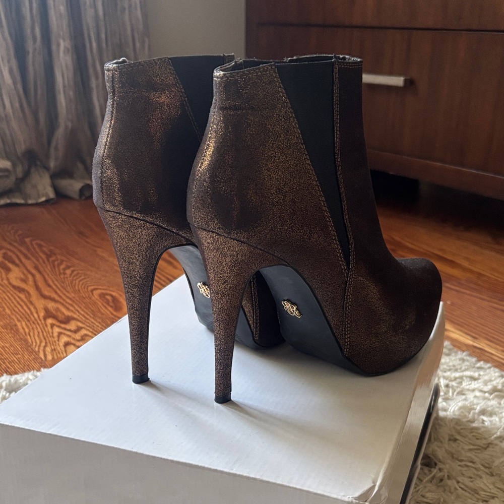 ROCK & REPUBLIC Collection Platform Ankle Boots w unique Gold-Brown leather